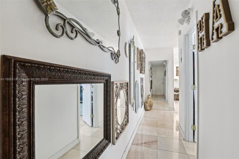 Condo in Miami Beach, Florida, 1 bedroom  № 1948046 - photo 18