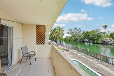 Condo in Miami Beach, Florida, 1 bedroom  № 1948046 - photo 28