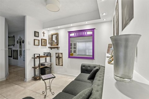 Condo in Miami Beach, Florida, 1 bedroom  № 1948046 - photo 17