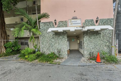 Condo in Miami Beach, Florida, 1 bedroom  № 1948046 - photo 1