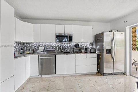 Condo in Miami Beach, Florida, 1 bedroom  № 1948046 - photo 5