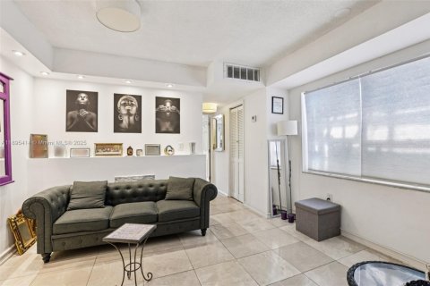 Condo in Miami Beach, Florida, 1 bedroom  № 1948046 - photo 13