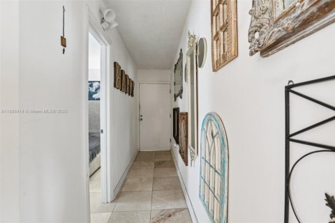 Condo in Miami Beach, Florida, 1 bedroom  № 1948046 - photo 19