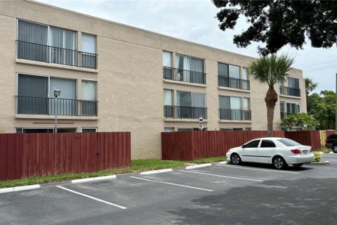 Condo in Sarasota, Florida, 2 bedrooms  № 1734369 - photo 1