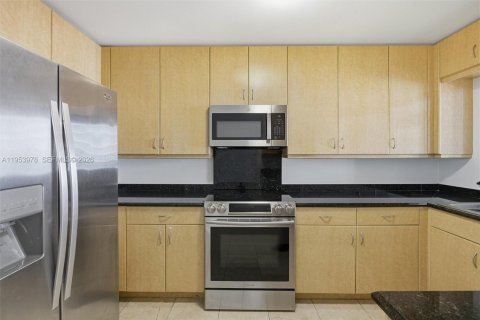 Condominio en alquiler en Miami, Florida, 3 dormitorios, 138.7 m2 № 2009654 - foto 9