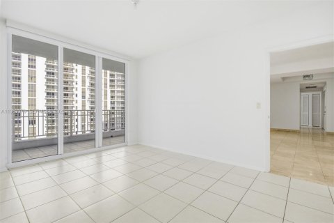 Condominio en alquiler en Miami, Florida, 3 dormitorios, 138.7 m2 № 2009654 - foto 11