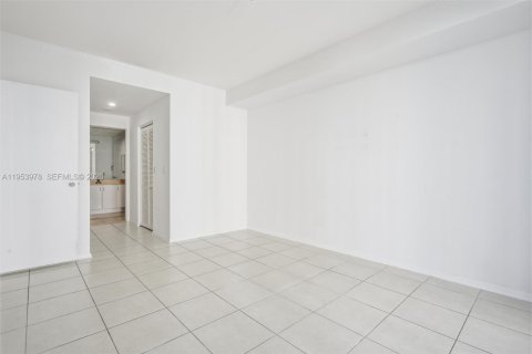 Condominio en alquiler en Miami, Florida, 3 dormitorios, 138.7 m2 № 2009654 - foto 13