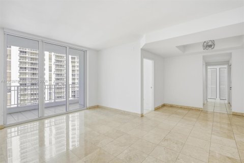 Condominio en alquiler en Miami, Florida, 3 dormitorios, 138.7 m2 № 2009654 - foto 8