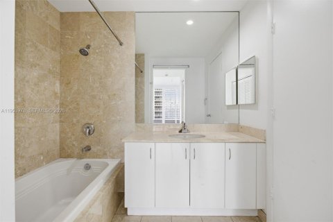 Condominio en alquiler en Miami, Florida, 3 dormitorios, 138.7 m2 № 2009654 - foto 14