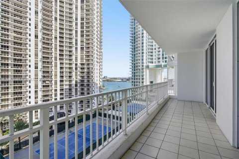Condominio en alquiler en Miami, Florida, 3 dormitorios, 138.7 m2 № 2009654 - foto 2