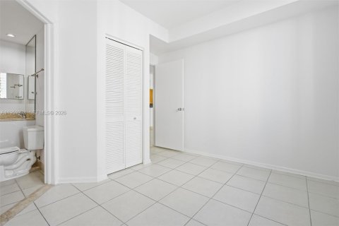 Condominio en alquiler en Miami, Florida, 3 dormitorios, 138.7 m2 № 2009654 - foto 24