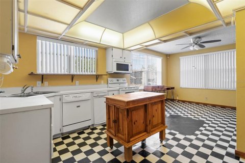 House in Tampa, Florida 3 bedrooms, 142.51 sq.m. № 1804091 - photo 9