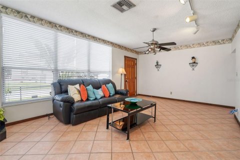 House in Tampa, Florida 3 bedrooms, 142.51 sq.m. № 1804091 - photo 5