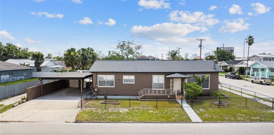 House in Tampa, Florida 3 bedrooms, 142.51 sq.m. № 1804091