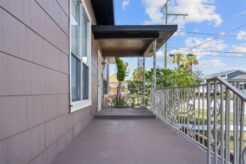 House in Tampa, Florida 3 bedrooms, 142.51 sq.m. № 1804091 - photo 4