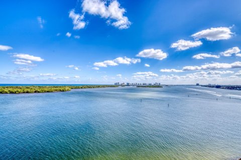 Снять в аренду кондоминиум в Норт-Палм-Бич, Флорида 2 спальни, 192.21м2, № 1119957 - фото 1