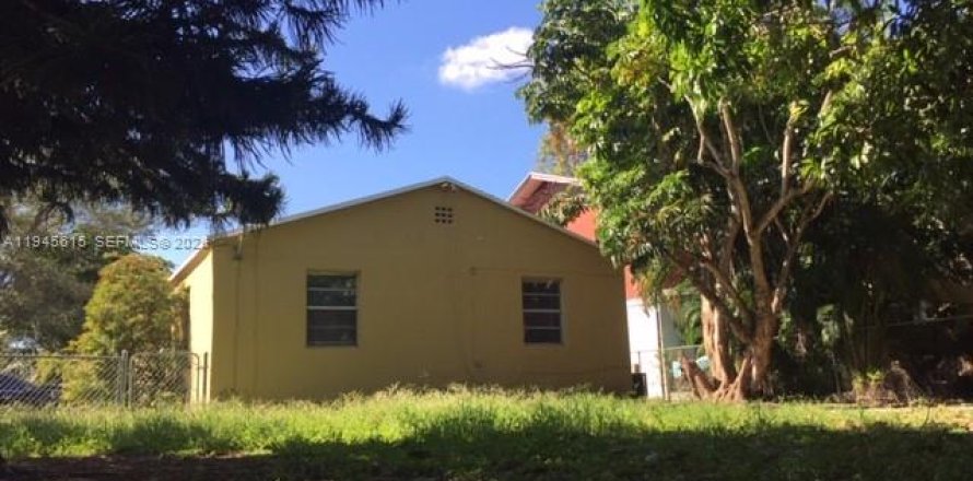 House in North Miami Beach, Florida 2 bedrooms, 61.04 sq.m. № 2002020