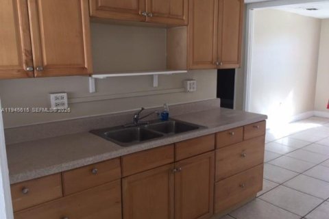 House in North Miami Beach, Florida 2 bedrooms, 61.04 sq.m. № 2002020 - photo 7