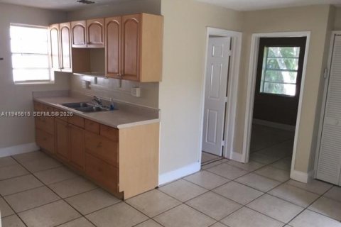 House in North Miami Beach, Florida 2 bedrooms, 61.04 sq.m. № 2002020 - photo 5