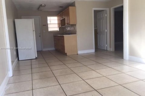 House in North Miami Beach, Florida 2 bedrooms, 61.04 sq.m. № 2002020 - photo 9