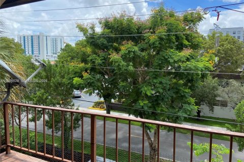 Condominio en Sweetwater, Florida, 2 dormitorios  № 2036306