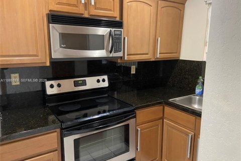 Condominio en alquiler en Sweetwater, Florida, 2 dormitorios, 66.89 m2 № 2036306 - foto 3