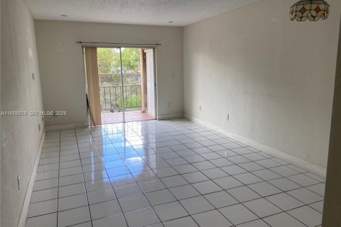 Condominio en alquiler en Sweetwater, Florida, 2 dormitorios, 66.89 m2 № 2036306 - foto 2