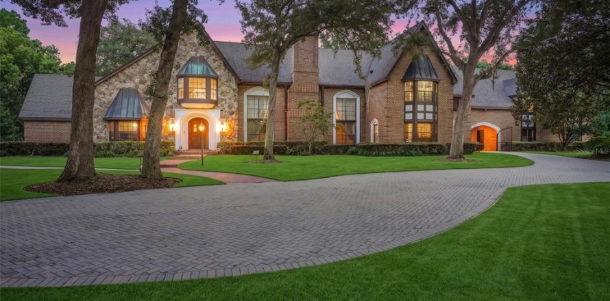 House in Longwood, Florida 5 bedrooms, 712.84 sq.m. № 2277935
