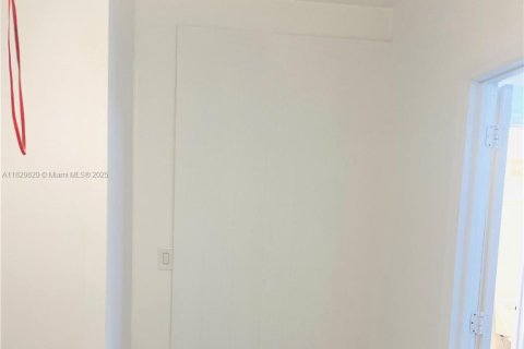 Casa en alquiler en Opa-locka, Florida, 1 dormitorio, 215.53 m2 № 1802601 - foto 4