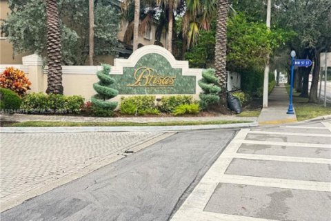 Condo in Doral, Florida, 2 bedrooms  № 2004590 - photo 2