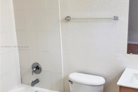 Condo in Doral, Florida, 2 bedrooms  № 2004590 - photo 8