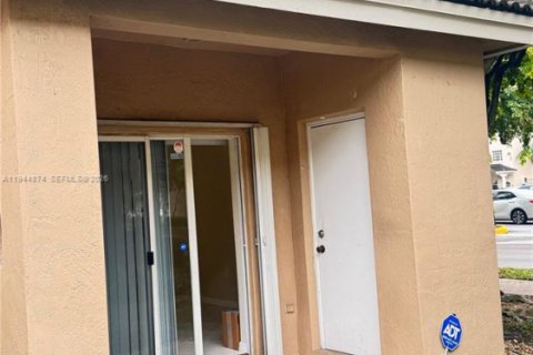 Condo in Doral, Florida, 2 bedrooms  № 2004590 - photo 7