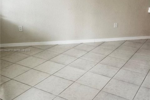 Condo in Doral, Florida, 2 bedrooms  № 2004590 - photo 4