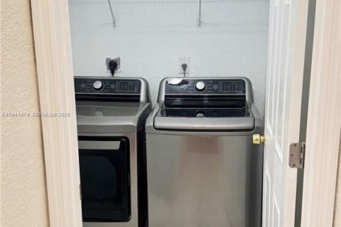 Condo in Doral, Florida, 2 bedrooms  № 2004590 - photo 11