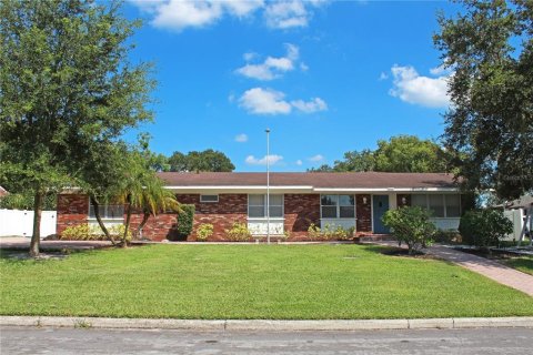 House in Lakeland, Florida 4 bedrooms, 153.85 sq.m. № 1910754 - photo 1