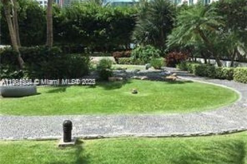 Condo in Miami, Florida, 2 bedrooms  № 1956062 - photo 12