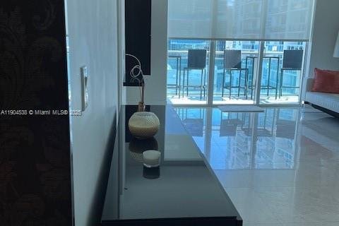 Condo in Miami, Florida, 2 bedrooms  № 1956062 - photo 23