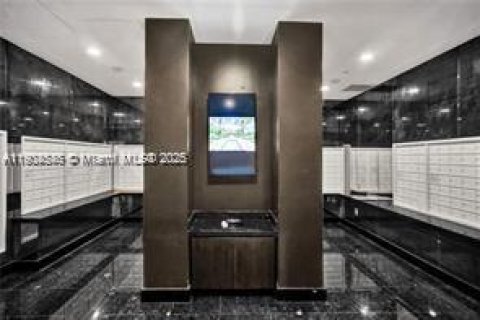 Condo in Miami, Florida, 2 bedrooms  № 1956062 - photo 5