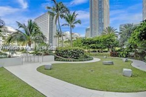 Condo in Miami, Florida, 2 bedrooms  № 1956062 - photo 13