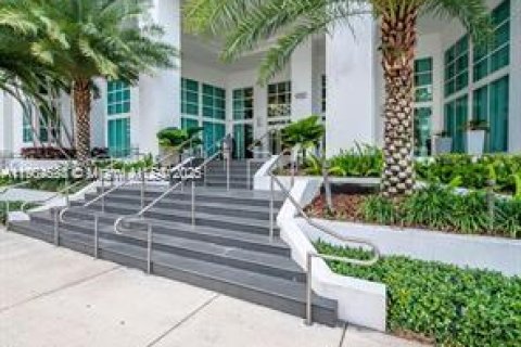 Condo in Miami, Florida, 2 bedrooms  № 1956062 - photo 2