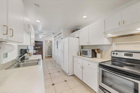 House in Englewood, Florida 3 bedrooms, 131.18 sq.m. № 1675383 - photo 10