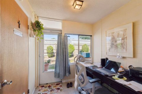 Снять в аренду квартиру в Деланд, Флорида 6 комнат, 90.95м2, № 2156592 - фото 17