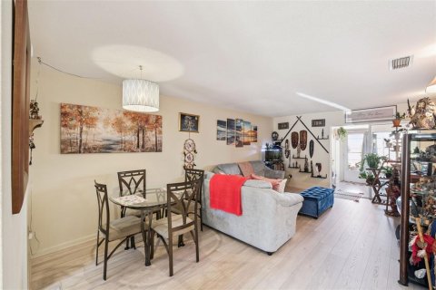 Снять в аренду квартиру в Деланд, Флорида 6 комнат, 90.95м2, № 2156592 - фото 6