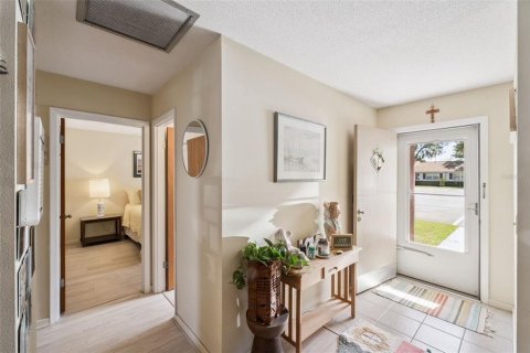 Снять в аренду квартиру в Деланд, Флорида 6 комнат, 90.95м2, № 2156592 - фото 3