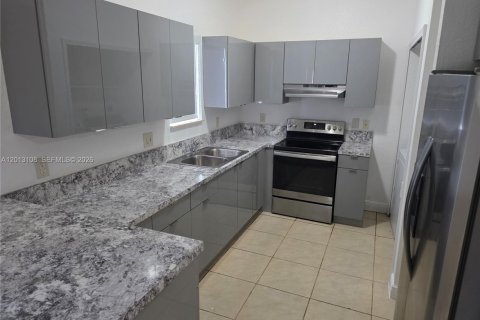 Снять в аренду виллу или дом в Флорида-Сити, Флорида 4 спальни, 131.46м2, № 2075530 - фото 3