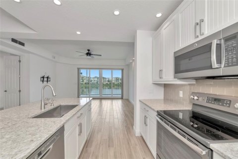 Condo in Bradenton, Florida, 2 bedrooms  № 2372918 - photo 13