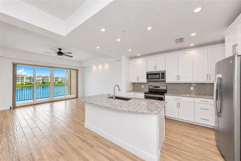 Condo in Bradenton, Florida, 2 bedrooms  № 2372918 - photo 4