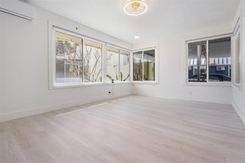 Duplex in Saint Petersburg, Florida 1 bedroom, 120.96 sq.m. № 2232400 - photo 27