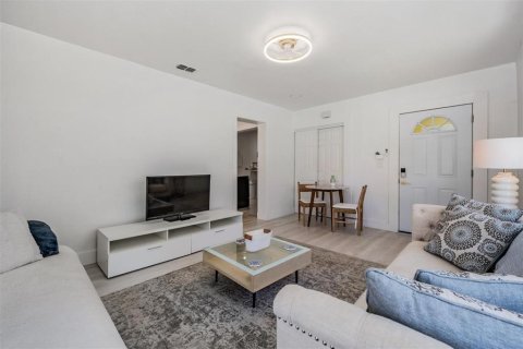 Duplex in Saint Petersburg, Florida 1 bedroom, 120.96 sq.m. № 2232400 - photo 7