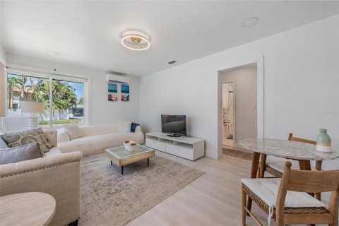 Duplex in Saint Petersburg, Florida 1 bedroom, 120.96 sq.m. № 2232400 - photo 12